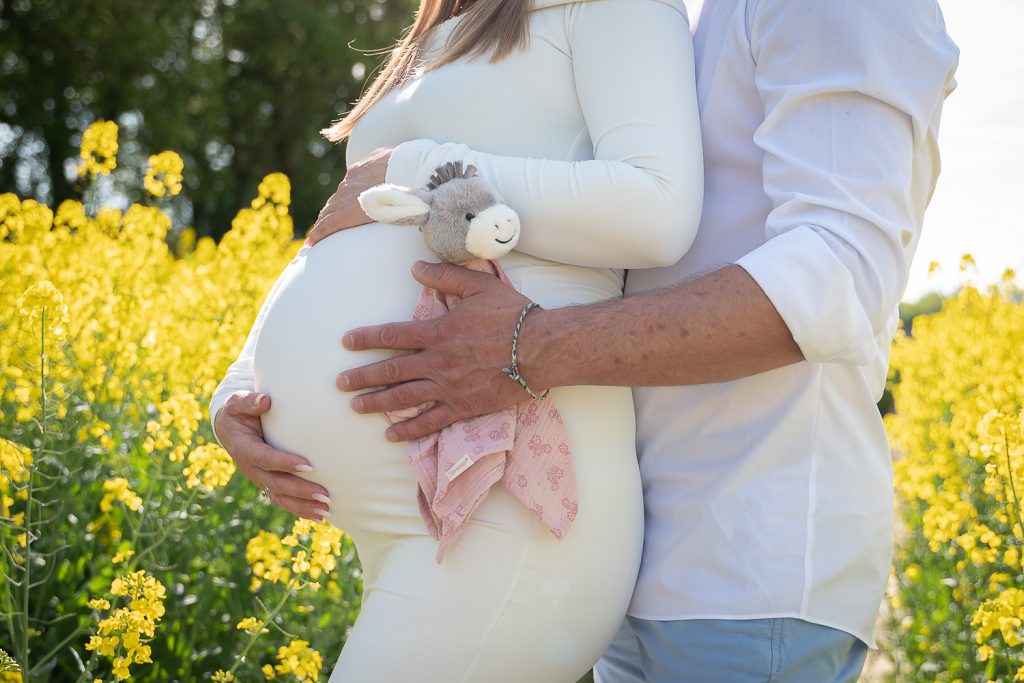 Babybauchshooting im Rapsfeld Unna